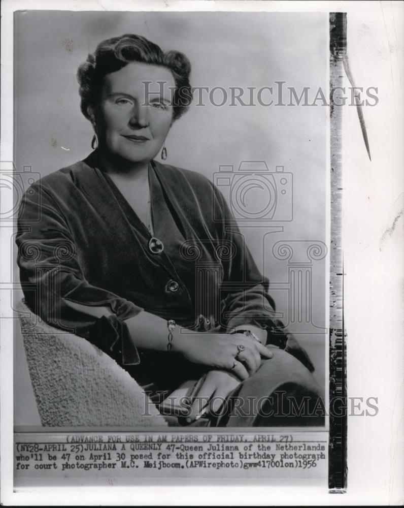 1955 Press Photo Queen Juliana of Netherlands for official birthday photograph - Historic Images