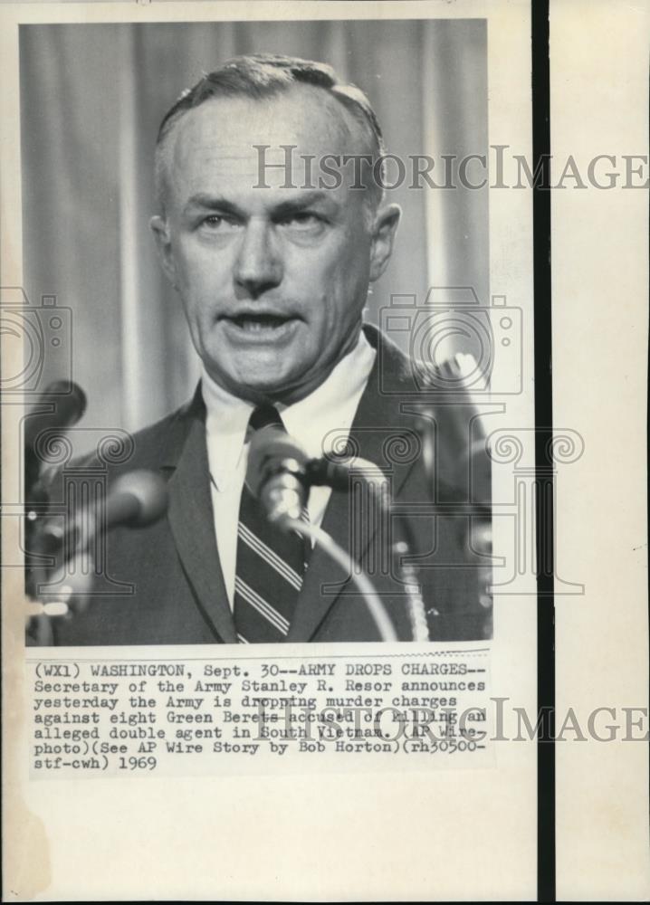 1969 Press Photo Resor drops murder charges against 8 green Berets - Historic Images