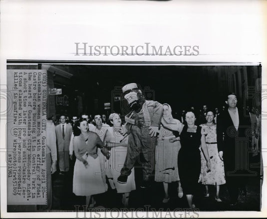 1962 Press Photo Guatemalan women march with effigy of Fidel Castro - Historic Images