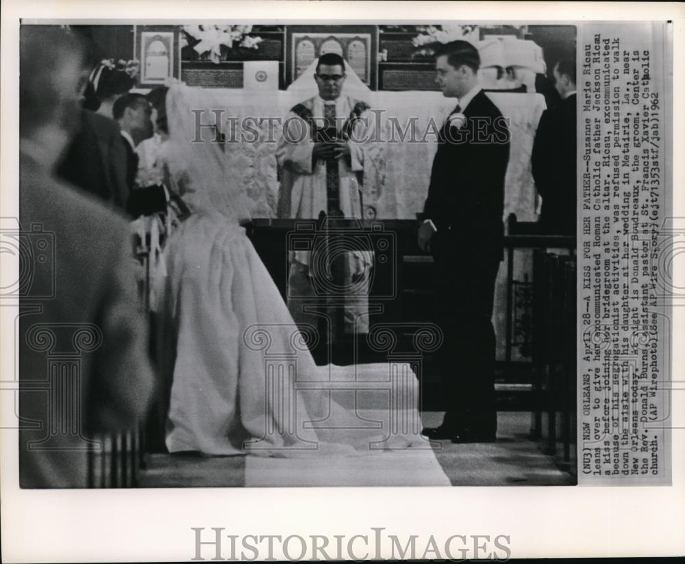 1962 Press Photo Suzanne give her dad a kiss at altar before joining his groom - Historic Images