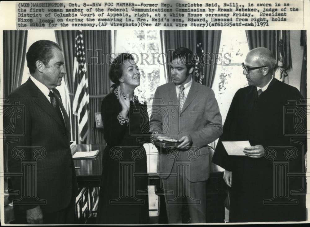 1971 Press Photo Former representative Charlotte Reid, sworn in by F. Nebeker - Historic Images