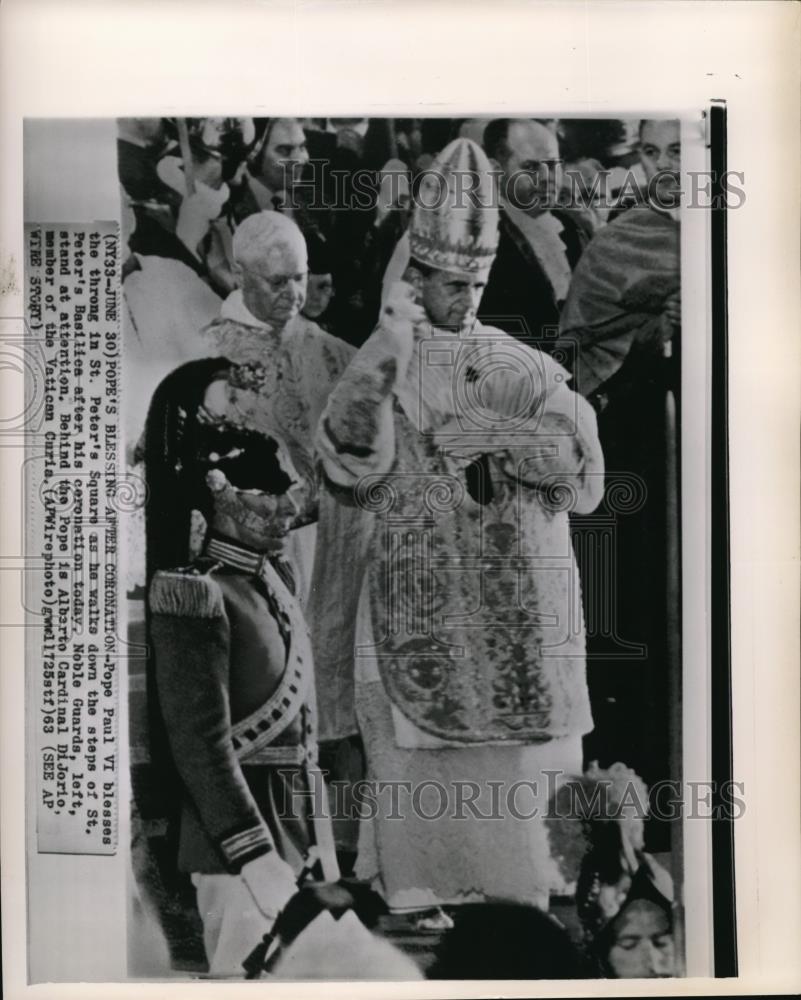 1963 Press Photo Pope Paul VI blesses the throng in St. Peter&#39;s Basilica - Historic Images