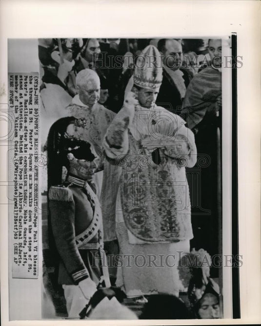 1963 Press Photo Pope Paul VI blesses the throng in St. Peter's Basilica - Historic Images