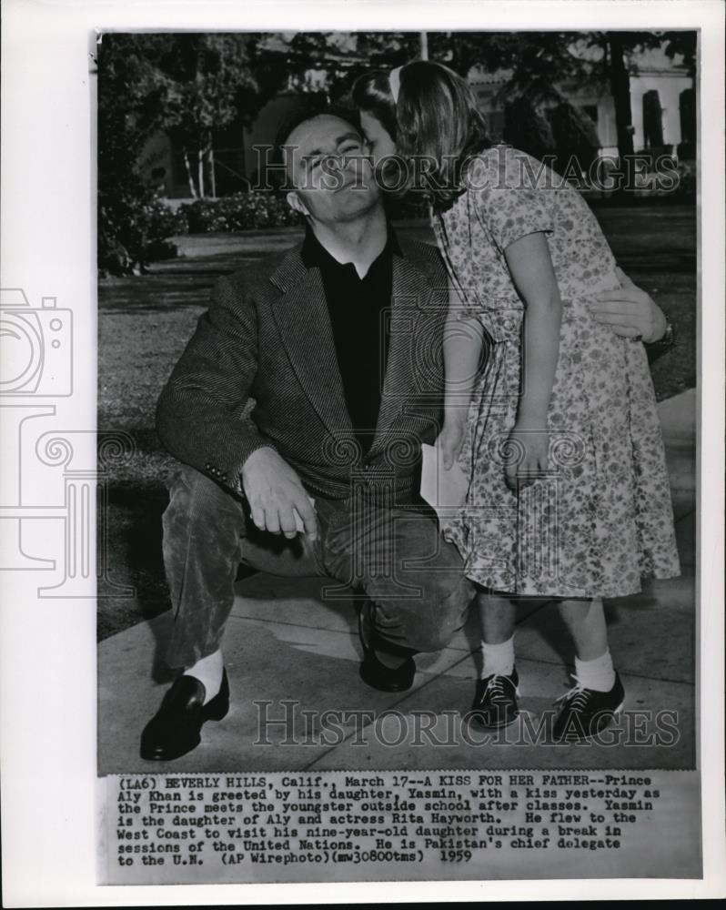 1959 Press Photo Prince Aly Khan is greeted by his daughter, Yasmin, with a kiss - Historic Images