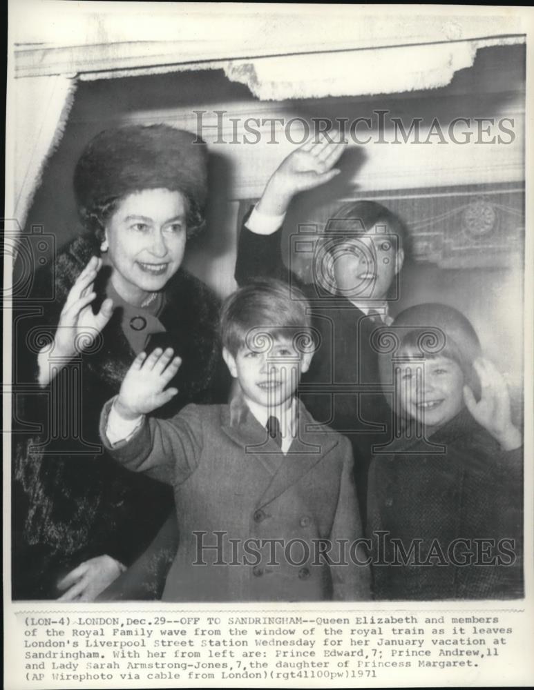 1971 Press Photo Queen Elizabeth and the members of the Royal family - Historic Images