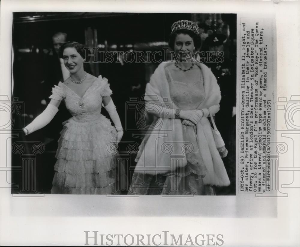 1956 Press Photo Queen Elizabeth II &amp; Princess Margaret at London Odeon Theater - Historic Images