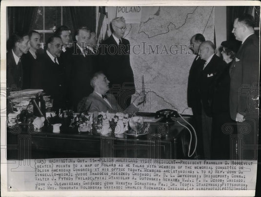 1944 Press Photo President Roosevelt with the members of the Memorial Committee - Historic Images