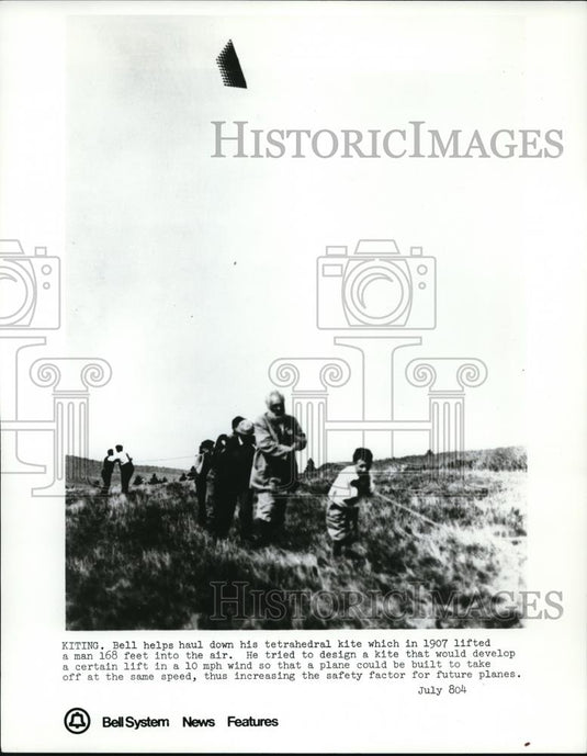 1972 Press Photo Bell helps haul down his tetrahedral kite which lifted a man - Historic Images