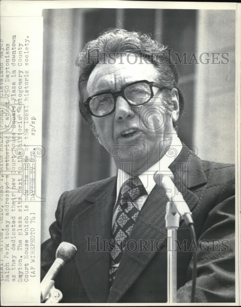 1974 Press Photo Mayor Perk addressed in their new Court House Square Plaza - Historic Images