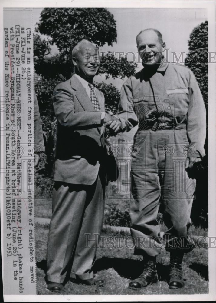 1951 Press Photo Gen, Ridgway &amp; Pres. Rhee meets at garden of Rhee&#39;s residence - Historic Images