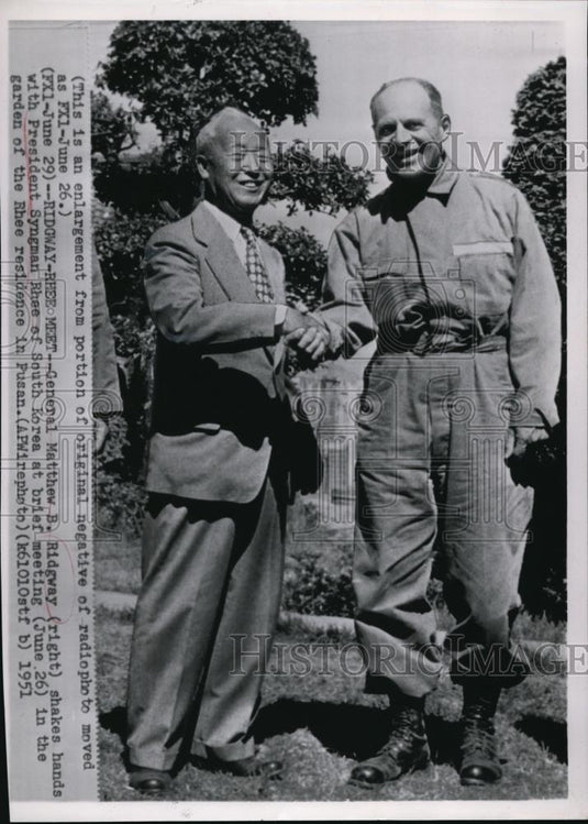 1951 Press Photo Gen, Ridgway & Pres. Rhee meets at garden of Rhee's residence - Historic Images