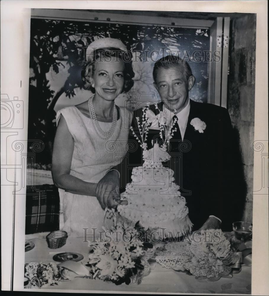 1964 Press Photo Billy Rose and Doris Warner Vidor Cut their Wedding Cake - Historic Images