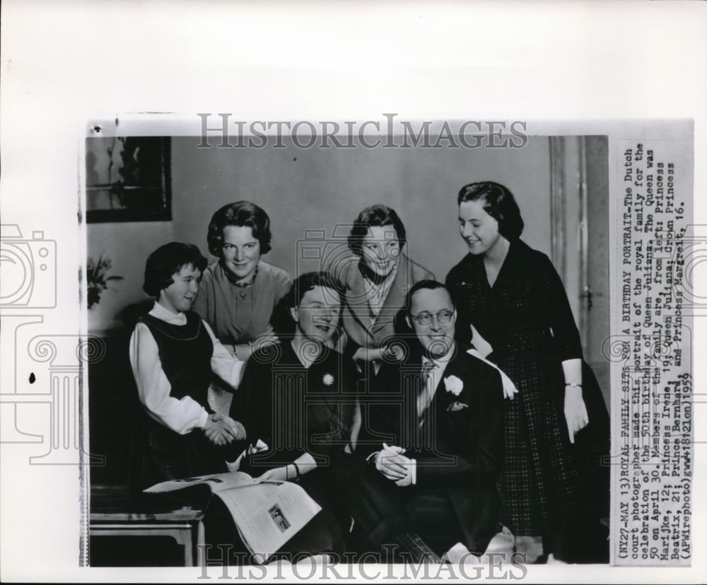 1959 Press Photo Royal family sits on a birthday portrait for Queen Juliana - Historic Images