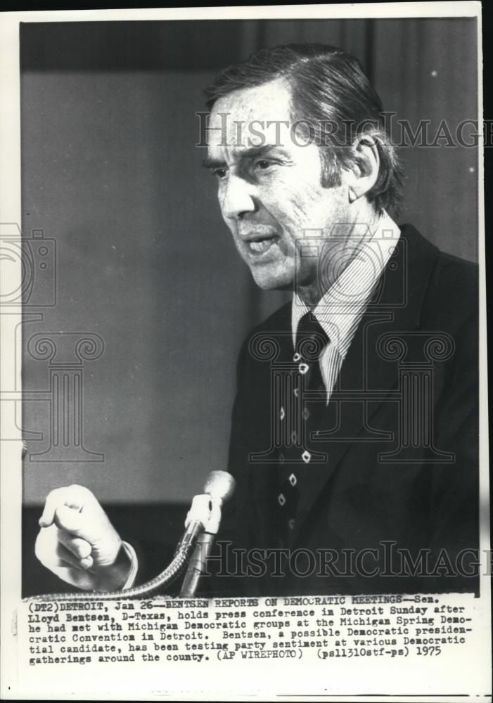 1975 Press Photo Senator Lloyd Bentsen during his press conference - Historic Images