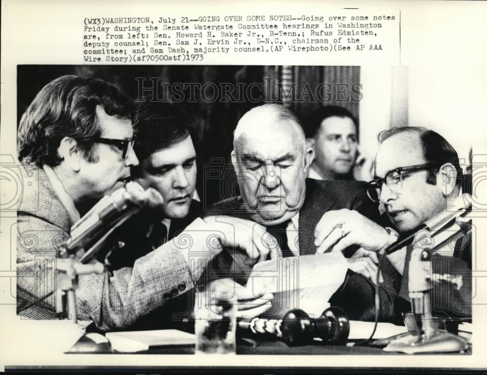 1973 Press Photo Going over some notes - Historic Images