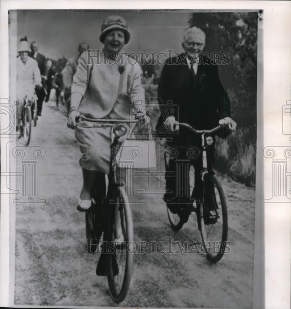 1961 Press Photo Queen Juliana &amp; Gov Dr Cramer inspect new cycle road system - Historic Images