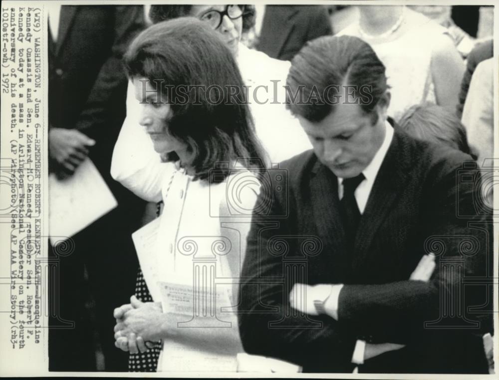 1972 Press Photo Jacqueline Kennedy and Sen Edward M. Kennedy at Arlington. - Historic Images