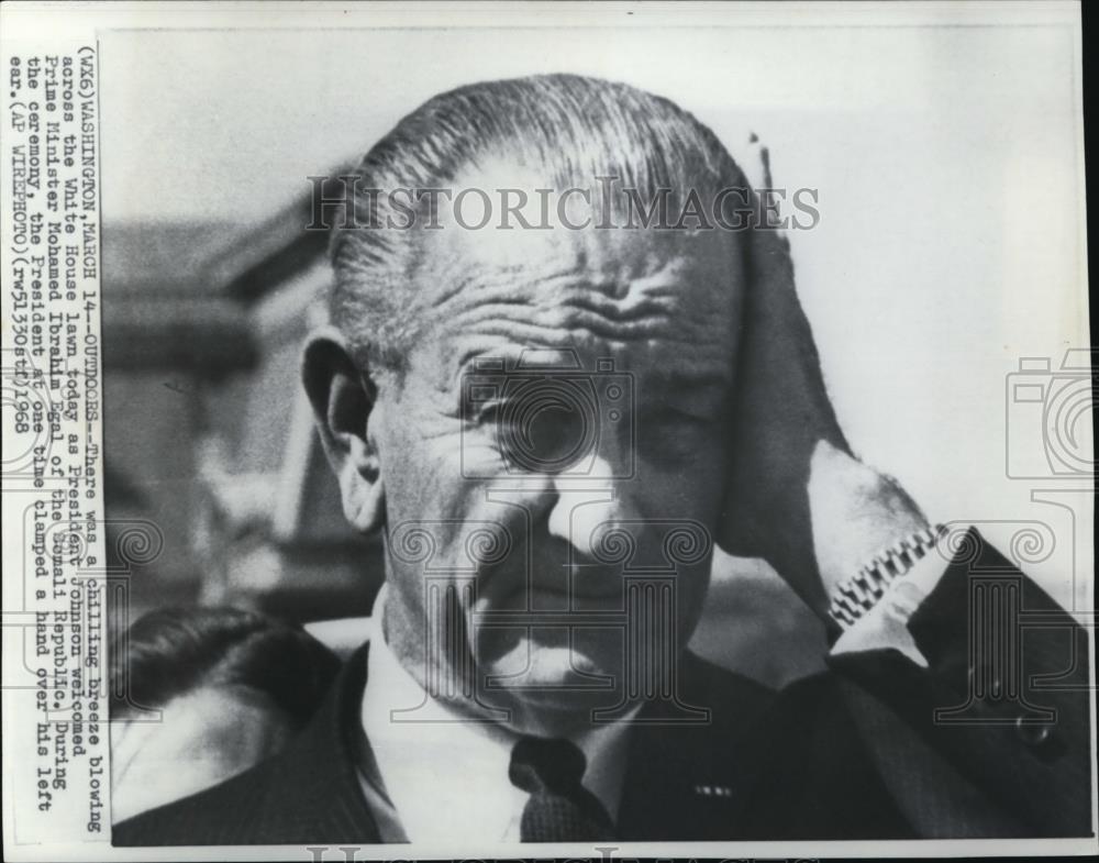 1968 Press Photo Pres.Johnson Clamped a Hand Over his Ear at White House Lawn - Historic Images