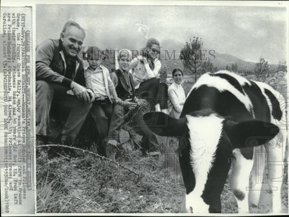 1969 Press Photo Monaco&#39;s Prince Rainier &amp; family on vacation at farm in France - Historic Images