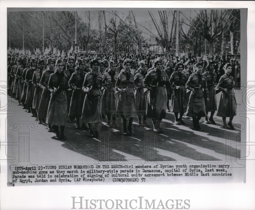 1957 Press Photo Syrian youth organization girl members carry sub-machine guns - Historic Images