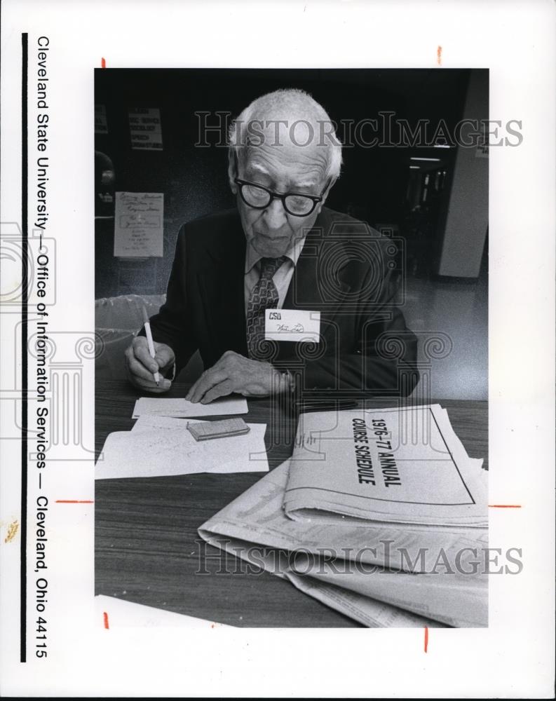 1976 Press Photo Nathan Lev, registers at Student Information Services - Historic Images