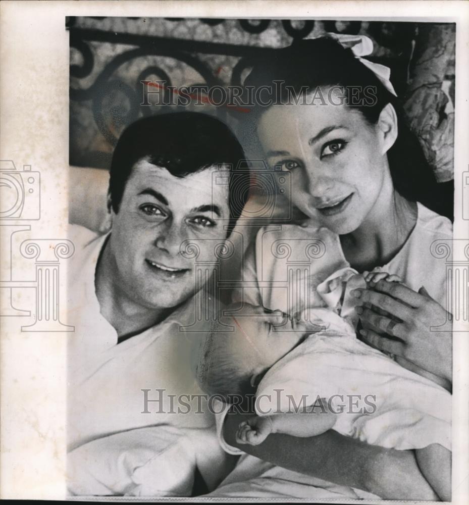 1964 Press Photo Actor Tony Curtis and wife former Christine Kaufman - cvw00033 - Historic Images