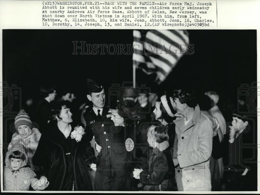 1973 Press Photo Air Force Maj. Joseph Abbott is reunited with his wife and - Historic Images