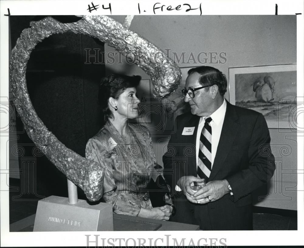 1991 Press Photo Curator Jane Tesso talks to nick Gioragianni at the BP party - Historic Images