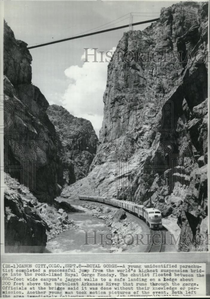 1970 Press Photo Parachutist completed 880ft jump off Royal Gorge, Suspension Br - Historic Images