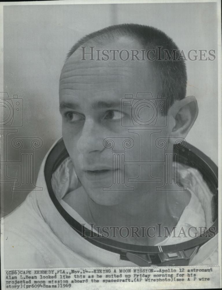 1969 Press Photo Apollo 12 astronaut Alan L. Bean aboard the spacecraft - Historic Images