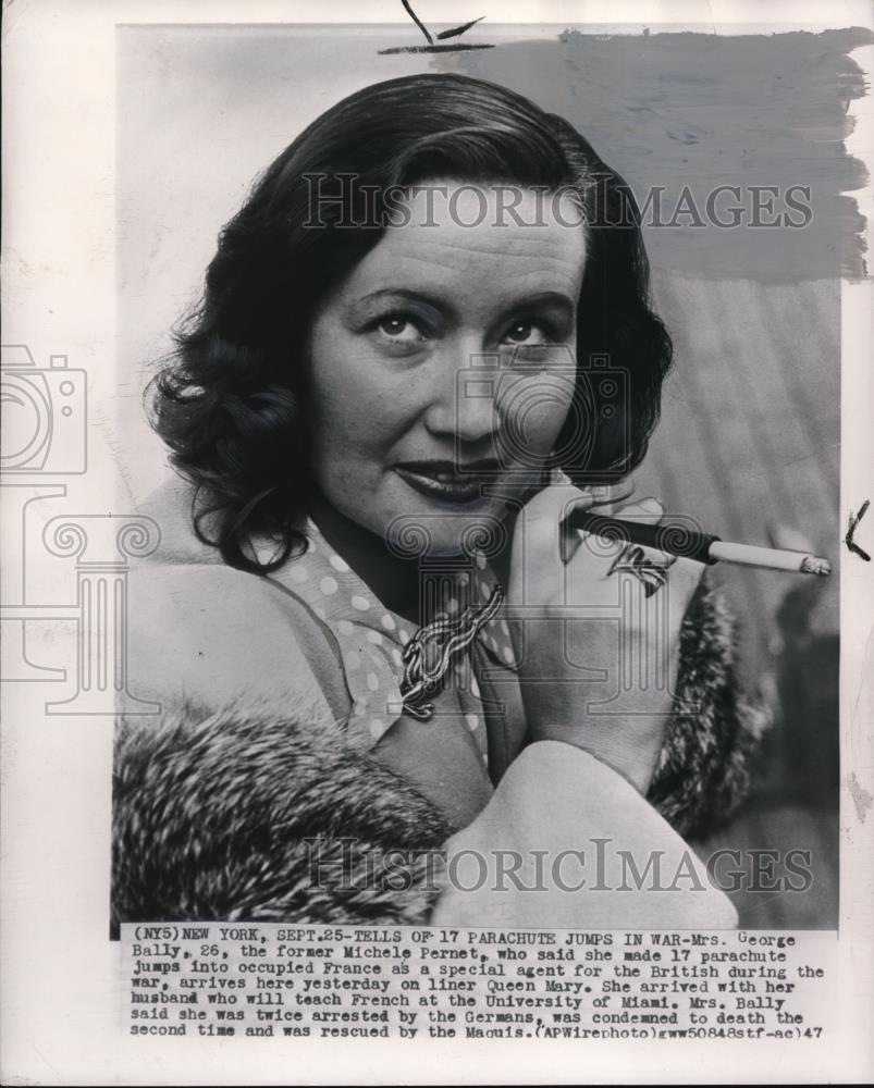 1947 Press Photo Mrs George Bally, parachute jumper for British, arrived here - Historic Images