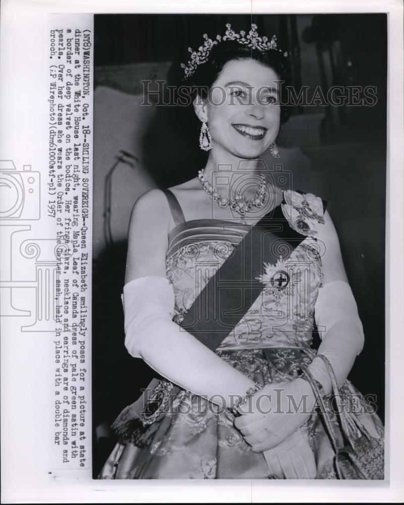 1957 Press Photo Queen Elizabeth at state dinner at the White House - Historic Images