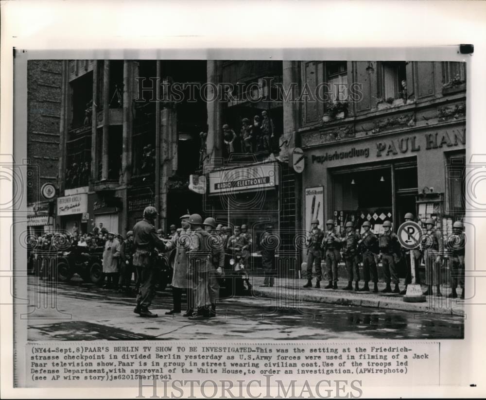 1961 Press Photo The setting at Friedrichstrasse checkpoint - Historic Images