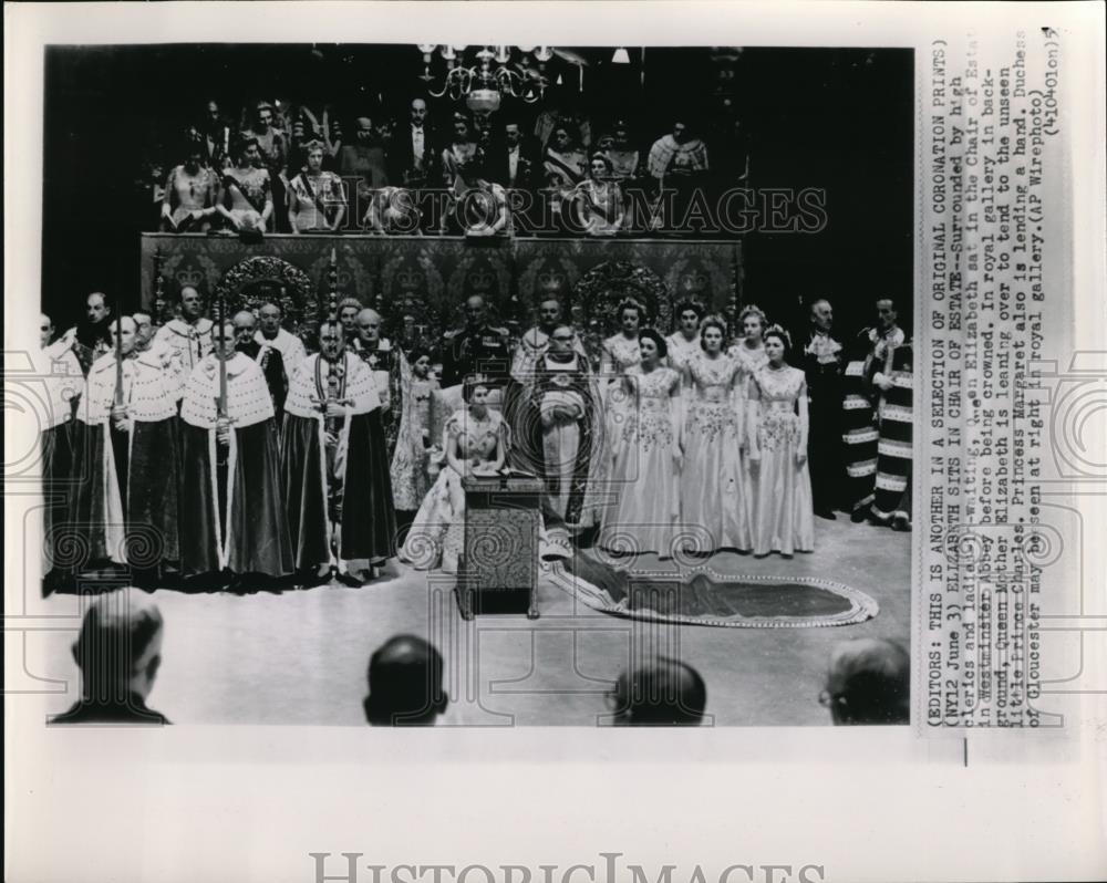 1953 Press Photo Surrounded by high clerics and ladies waiting Queen Elizabeth - Historic Images