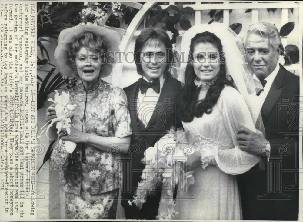 1971 Press Photo Following her wedding Lucie Desiree poses with her husband - Historic Images