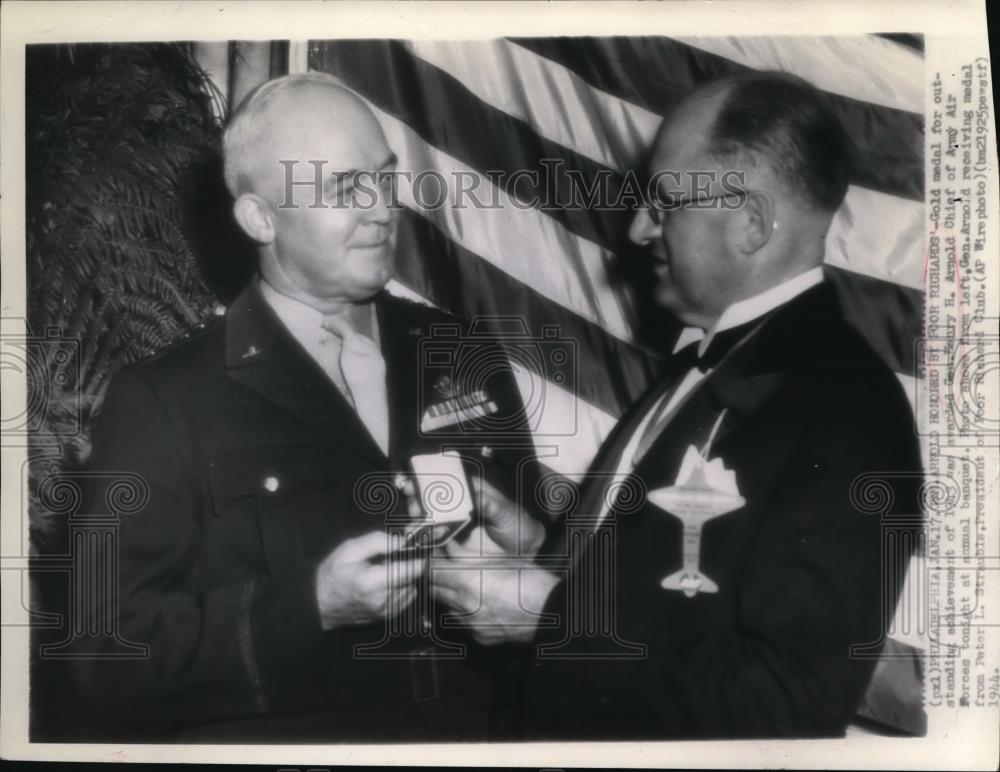 1944 Press Photo Sen. Arnold honored by Poor Richards at Annual Meeting - Historic Images