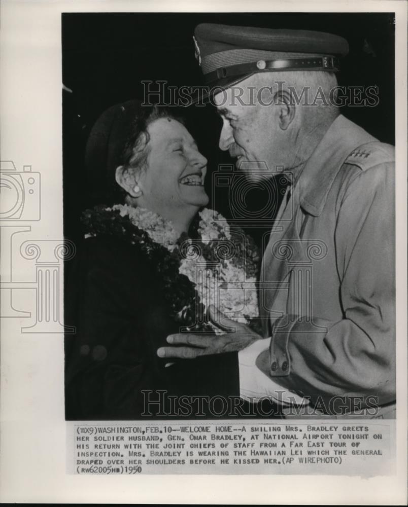 1950 Press Photo Mrs. Bradley with her soldier husband, Gen. Omar Bradley - Historic Images