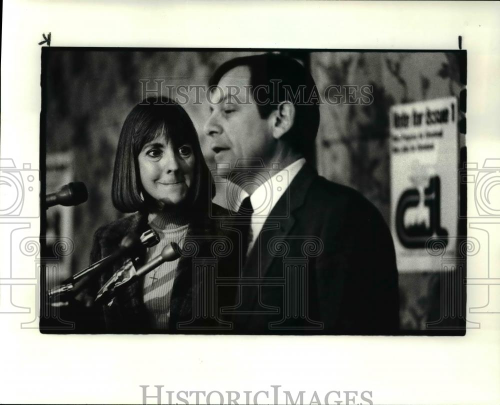1984 Press Photo Voinovice and his Wife at Bond Court Hotel - Historic Images