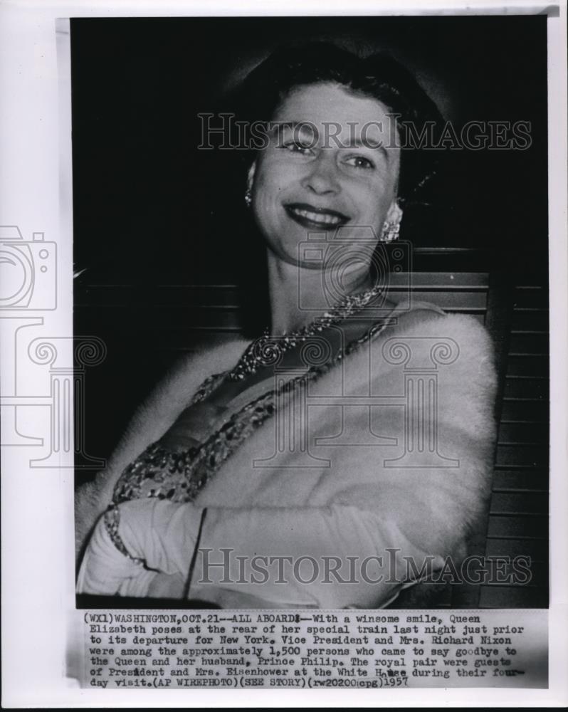 1957 Press Photo Queen Elizabeth smiles at her special Train departure for N.Y. - Historic Images