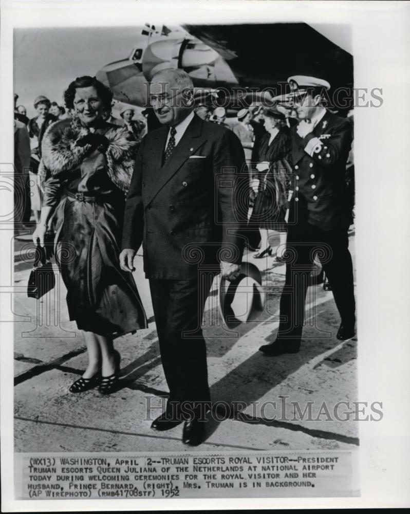 1952 Press Photo Pres Truman escorts Queen Juliana at National Airport - Historic Images