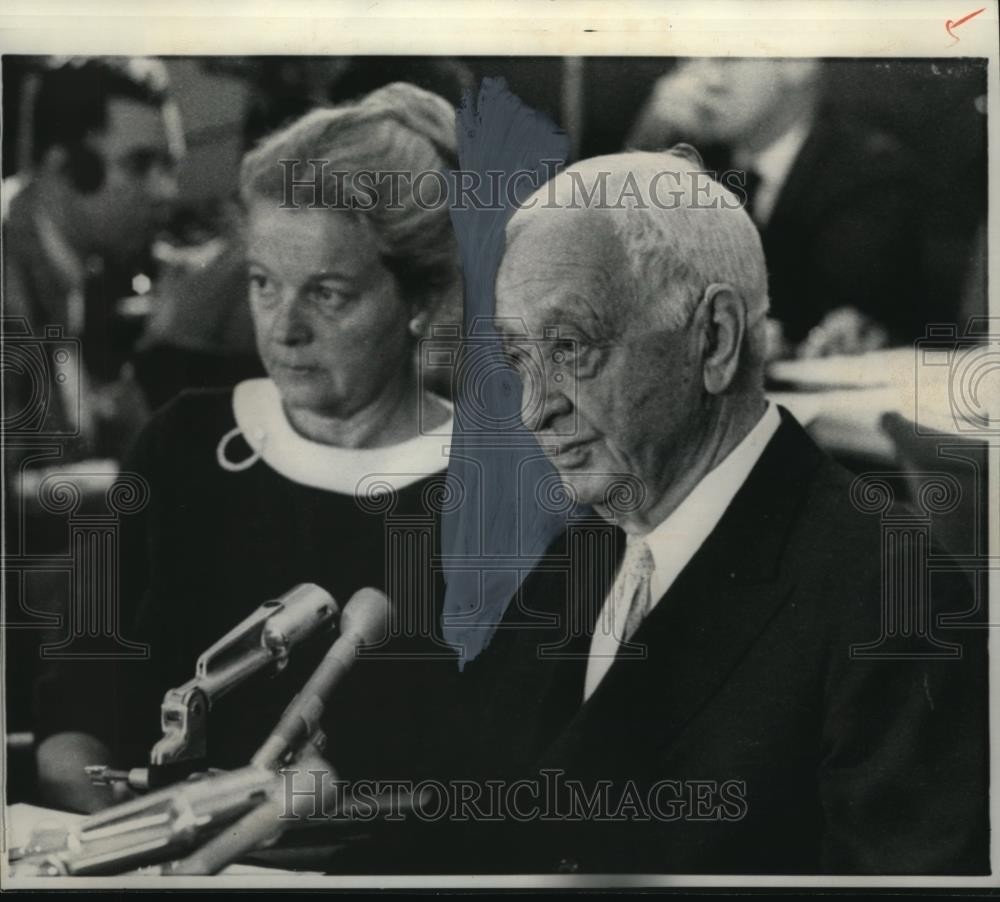1970 Press Photo Industrialist Cyrus Eaton testifies today before the Joint - Historic Images