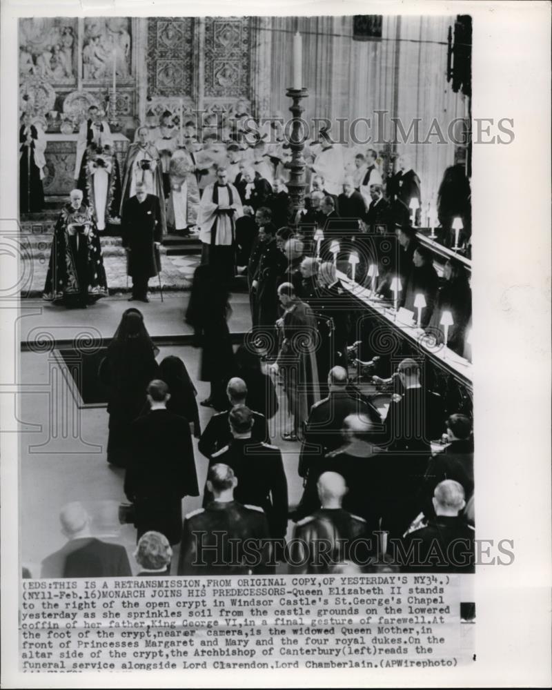 1952 Press Photo Queen Elizabeth II in a Final Gesture of Farewell of His Father - Historic Images