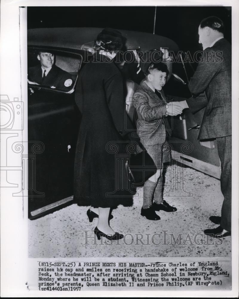 1957 Press Photo Prince Charles of England arrive at Cheam School in Newbury. - Historic Images