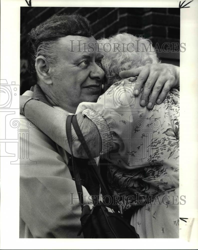 1988 Press Photo Father George L Vituj gets a big hug from Mary Lindenberg - Historic Images