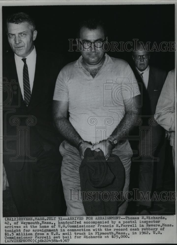 1967 Press Photo Richards arrives in Revere,Mass. with handcuffs for arraignment - Historic Images