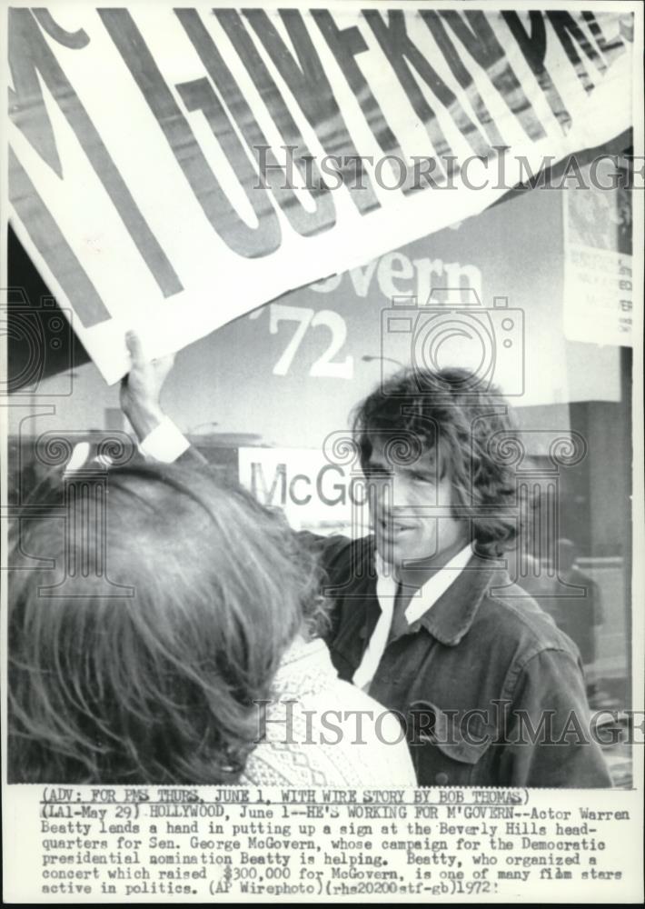 1972 Press Photo Actor Warren Beatty with the sign at the Beverly Hills HQ - Historic Images