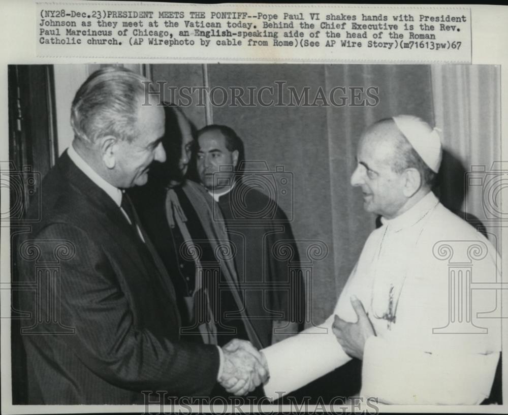 1967 Press Photo Pope Paul VI shakes hands with President Johnson in Vatican - Historic Images