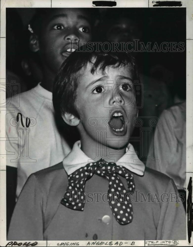 1972 Press Photo Singing Angels - cvp34950 - Historic Images