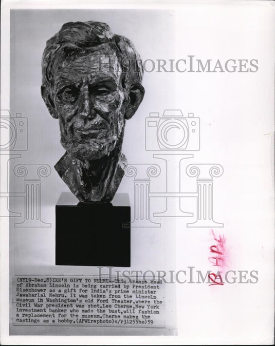 1959 Press Photo Bronze head of Abraham Lincoln as gift by Pres Eisenhower - Historic Images