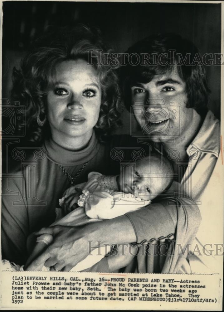 1972 Press Photo Actress Juliet Prowse, baby's father John Mc Cook & baby Seth - Historic Images